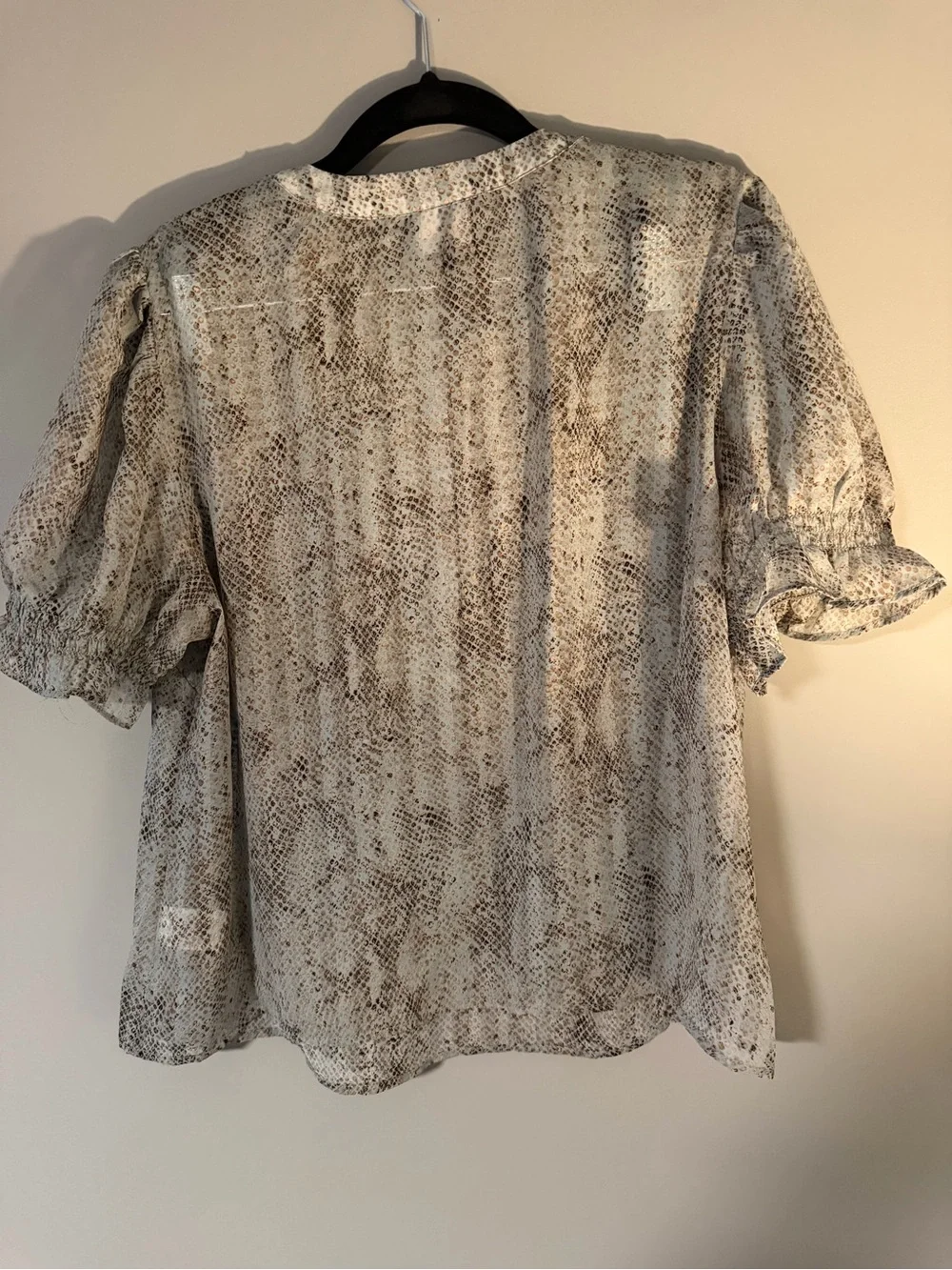 Cabi 2025 Grey Snake-Print Ruffle Front Short Sleeve Women's Blouse. Sz M. - Picture 2 of 6